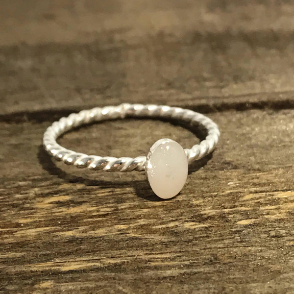 Dainty oval rope ring